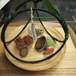 Akasaka Kikunoi - 茅の輪くぐりをイメージした八寸。 今では珍しくなった瓜のカミナリ干しなんかは菊乃井さんならでわ。鱧寿司も良いですね。