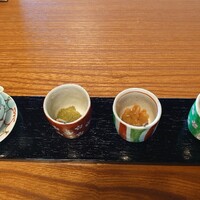 鰻花房 - 置かれた薬味　左からタレ、山椒、梅干し、わさび