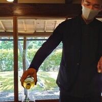 鰻花房 - オーナーシェフさんがノンアルコールワインを継いでくれた