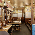 新時代 - テーブル席主体の大衆酒場の空間
