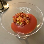 Nol - カツオとトマト：カツオのタルタル カツオの香りを纏わせたトマトのエキスのジュレ フルーツトマトのピューレ ナスタチウムの花
