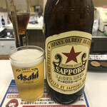 酒のデパート ヒトモト 立ち呑みカウンター - サッポロラガービール赤星633