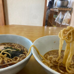 朝日屋 - 焼き大のスープに支那そばの麺を移動させるのは恒例❣️