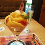 水信フルーツパーラー - 桃パフェ。桃一個半使用してるさうです。
