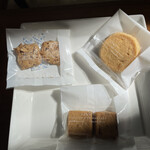 ラトリエヒロワキサカ - ヒロワキサカさんはクッキーも得意。同じ色味だけど、味わいはそれぞれ違う。どれも甘くて好きです。