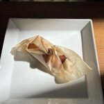 ラトリエヒロワキサカ - きゅっと結ばれたフィナンシェ。