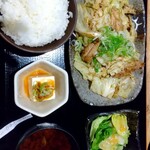 Momiji - 鶏せせりキャベツ旨塩炒め定食·800円。