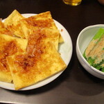 大宮銀座惣菜店 - ココで買ったものではないが、炙った油揚げと湯がいたオクラで、居酒屋ごっこ。