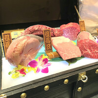西麻布 焼肉 X - 宝箱から本日のお肉が登場！