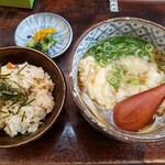 Udon Hajime - 「定食」700円。かきあげうどんと色めし。