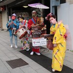 Ganso Karaage Hompo Maruka Shouten - 久しぶりのちんどん屋さん。お姉さん超かわいい笑顔！　（※許可を得て撮影しています。）