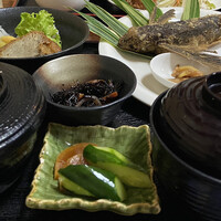 菜種梅雨の屋久島一人旅 Vol 13 2日目の晩ご飯は 地元のお店で トビウオの姿揚げ を丸かじり By Kinako Anko お食事処 味徳 あじとく 屋久島町その他 定食 食堂 食べログ