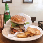 ベーカーバウンス - ベーコンチーズバーガー1,600円
                                ジンジャーエール200円