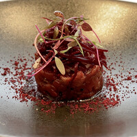 Ristorante Ecru - 冷前菜は馬肉を使ったタルタル、塩と胡椒とローリエなどとマリネした馬肉に、自家製のラルドを少し入れています。
                    さっぱりとした馬肉に少し脂分が加わり、旨味とコクが感じられなかなかいい味わいです♪