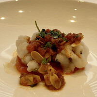 Ristorante Ecru - さっと茹でた鱧にペペロナータを合わせていますが、これがめちゃ旨い！！
                    淡白な鱧に、酸味がありオイリーでピリ辛なペペロナータのトマトなどの野菜が絡みまくりで、一口食べたらもう止まりませんから！