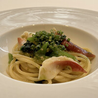 Ristorante Ecru - ホッキ貝のパスタ
                    ホッキ貝の甘みが素晴らしいです！
                    白ワイン蒸しにしたソースに旨味が出て塩気のバランスも良いです。
                    オイリーですがしつこくないのが秀逸、下窪シェフのパスタはやっぱり美味しいです♪