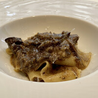 Ristorante Ecru - 千葉産の鴨のラグーソースに自家製のパッパルデッレです。
                      平打ちの幅広パスタにラグーソースが良く絡みます。
                      塩加減も絶妙、鴨がコッテリとした味わいで脂も上品です。