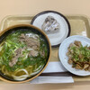 Udon To Chuu Ka Soba Chikara Sanri Buitsu Kai Chi Ten - 肉うどん、赤飯むすび、切落しチャーシュー