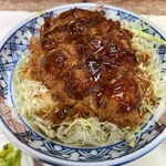 とんかつ美よし - カツの余熱でキャベツが少しシンナリするのも捨てがたい