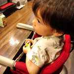 櫻井中華そば店 - ベビーチェアでくつろぐ我が子、当店のベビーチェアはカウンター席にも設置可能