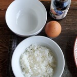 麺屋八代 - 〝朝限定メニュー〟半ライス+生卵(男のたまごかけごはん醤油付き)