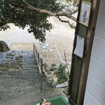 浜辺の茶屋 - 入口から階段下りきったところの守り猫