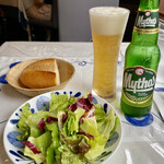 ギリシャ料理 taverna ミリュウ - ランチに付くサラダ・パン&ビール