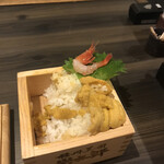 田村 岩太郎商店 - 2021年7月15日
      生ウニ丼の半分、もらいました。