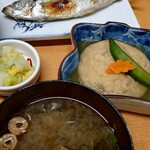 きときと食堂 - 『おまかせ定食』(税込み700円)は、自身が店内の冷蔵ケースから2品選ぶことに加え、お店が提供する1品、漬け物、ごはんと味噌汁で構成