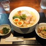 らーめん 鉢ノ葦葉 - チャーシューわんたん麺（塩）1,350円
            地鶏と根菜の味ごはん（小）230円
            南高梅と青じそ　100円
            クン玉（燻製玉子）100円