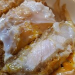 とんかつ燕楽 - かつ丼（かつの断面）