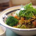 Itarian Shokudou Ryouzu - 良’sオリジナルパリパリサラダ：新鮮グリーンサラダにパリパリ麺をトッピング！自家製オニオンドレッシングでどうぞ！