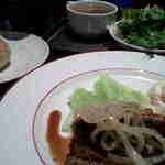 ＜ランチ＞　ビフテキ（980円）。美味いです♪コンソメスープも、イイ味です♪