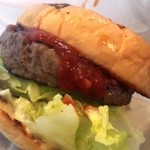 紙袋に包んで手に持って食べると食べやすいです