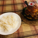 CAFE 4 - 「KING OF CAFE4」ハンバーグ200g 2,000円税込み
ライスまたはパン、サラダ、スープ付き…お好きなソースにお好きなチーズが選べます♪