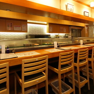 握りたての寿司が楽しめるカウンター席や、各種テーブル席も完備