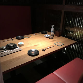 半個室　4名様
                                          
                                          ミニマムチャージ
                                          （最低利用料金）
                                          　1万～1.5万円