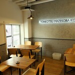 豚骨まぜそば KOZOU+ - 奥にはテーブル席がございます