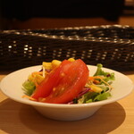 鎌倉パスタ - トマト、コーン、人参、紫キャベツ、レタスのサラダ