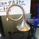 プティパレ - ホルンの形をしたメモホルダー可愛いです