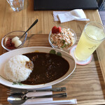 Boo's Cafe - 特製牛すじカレー、ミニサラダつき（税込み７００円）