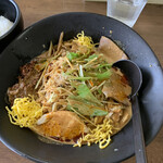 麺処 ごまや - 冷やし坦々麺大盛 ルックスが新鮮！いつもは「こだわり坦々」か「ミルク坦々」なので、見た目が全然違う一杯となる。チャーシューが乗るのもごまやでは希少だ。