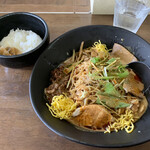 麺処 ごまや - 半ライスも写真だと小さく見えるが、実際には大きめなお茶碗。冷やし坦々麺の器がそれだけデカいという事。