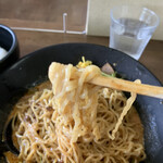 麺処 ごまや - 麺はいつもの縮れ麺。辛さと痺れを纏っているので、一気に啜るとむせる。