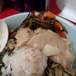 ラーメン二郎 - アブラをこちらへ逃がして野菜を先に食べます