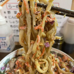 自家製麺 まさき - 【2021.7.16】ヒンヤリ極太麺をリフト〜‼️