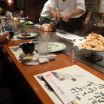 各席の前にはこのように鉄板があり料理は目の前で作られます