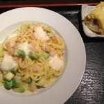 Hearth - アボカドとエビとチーズのパスタ