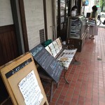 Kaneho Suisan - 店頭では鮪やタルトやイタリアンな惣菜を販売。