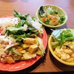 ブロンコ ビリー - もう１つのメイン　サラダバー
      味は薄めor葉物はドレッシングを自分でかけるので
      アレンジしやすくてgood